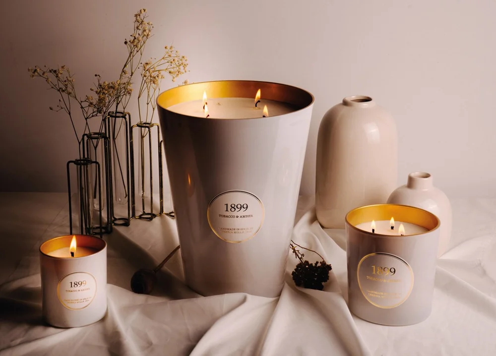 Vonná svíčka Tobacco & Amber, 230 g, white & gold