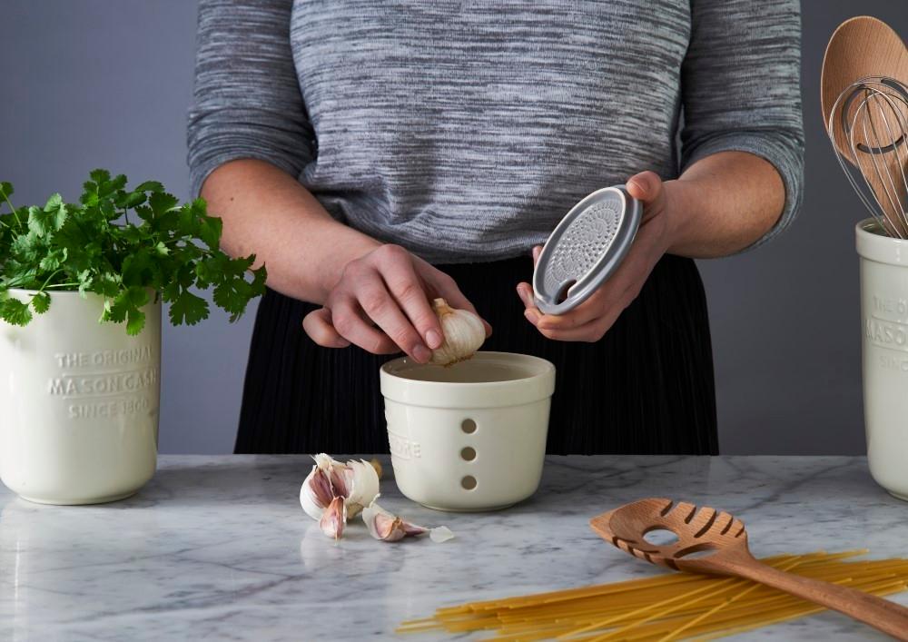 Innovative Kitchen dóza na česnek se struhadlem