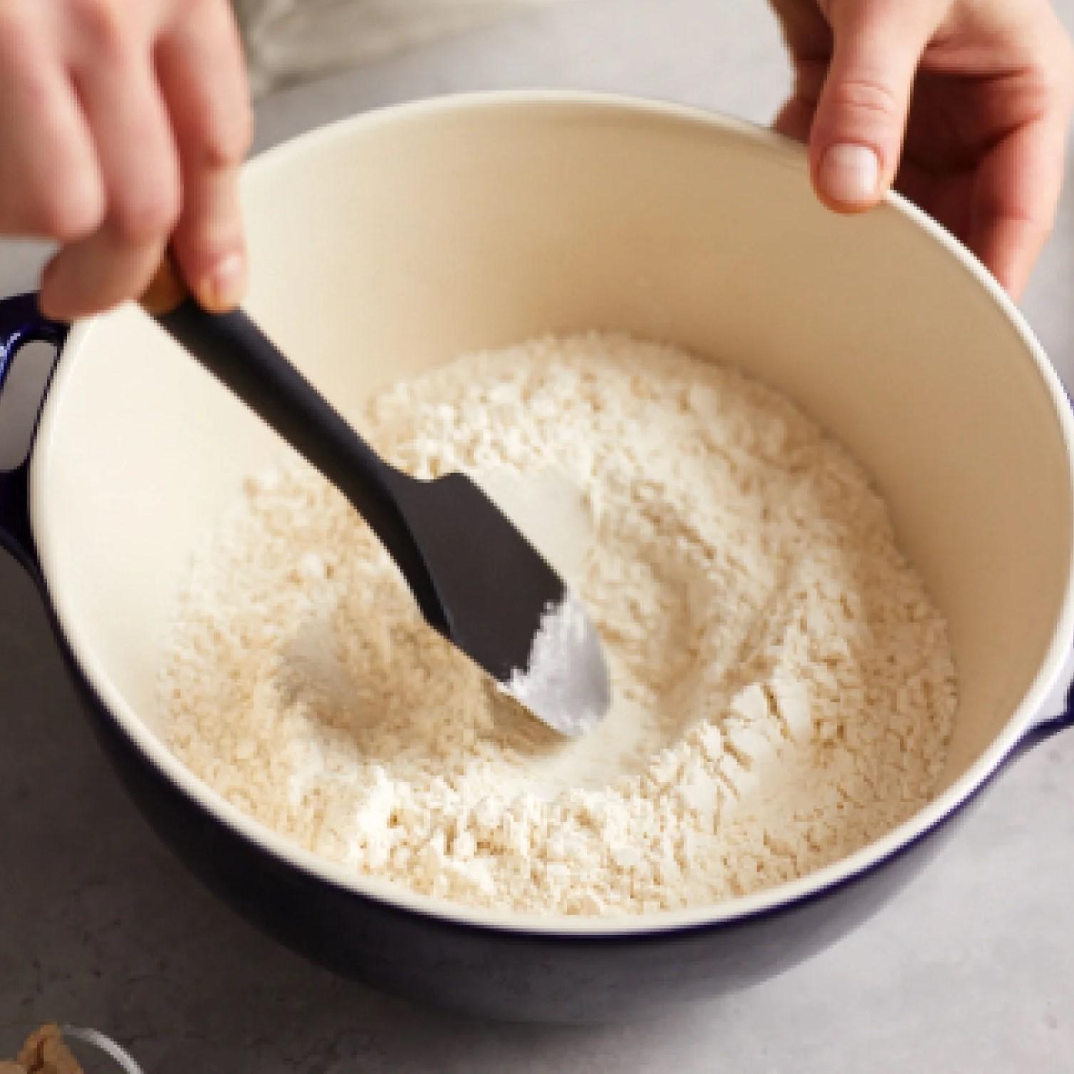 Stěrka na těsto silikonová, s dřevěnou rukojetí, 31 cm