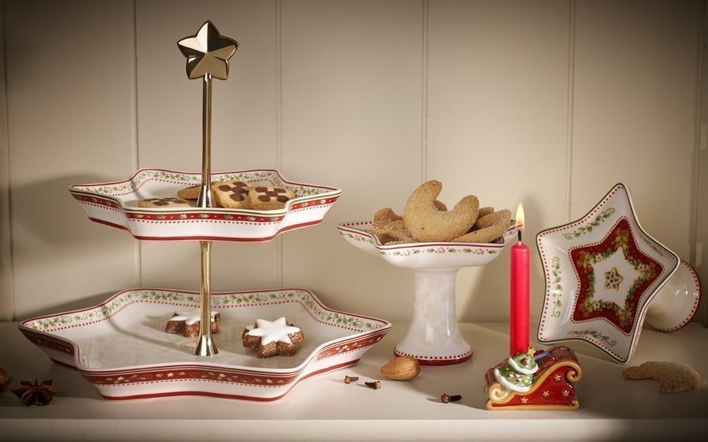 Winter Bakery Delight etažér, cesmína, 34 cm 