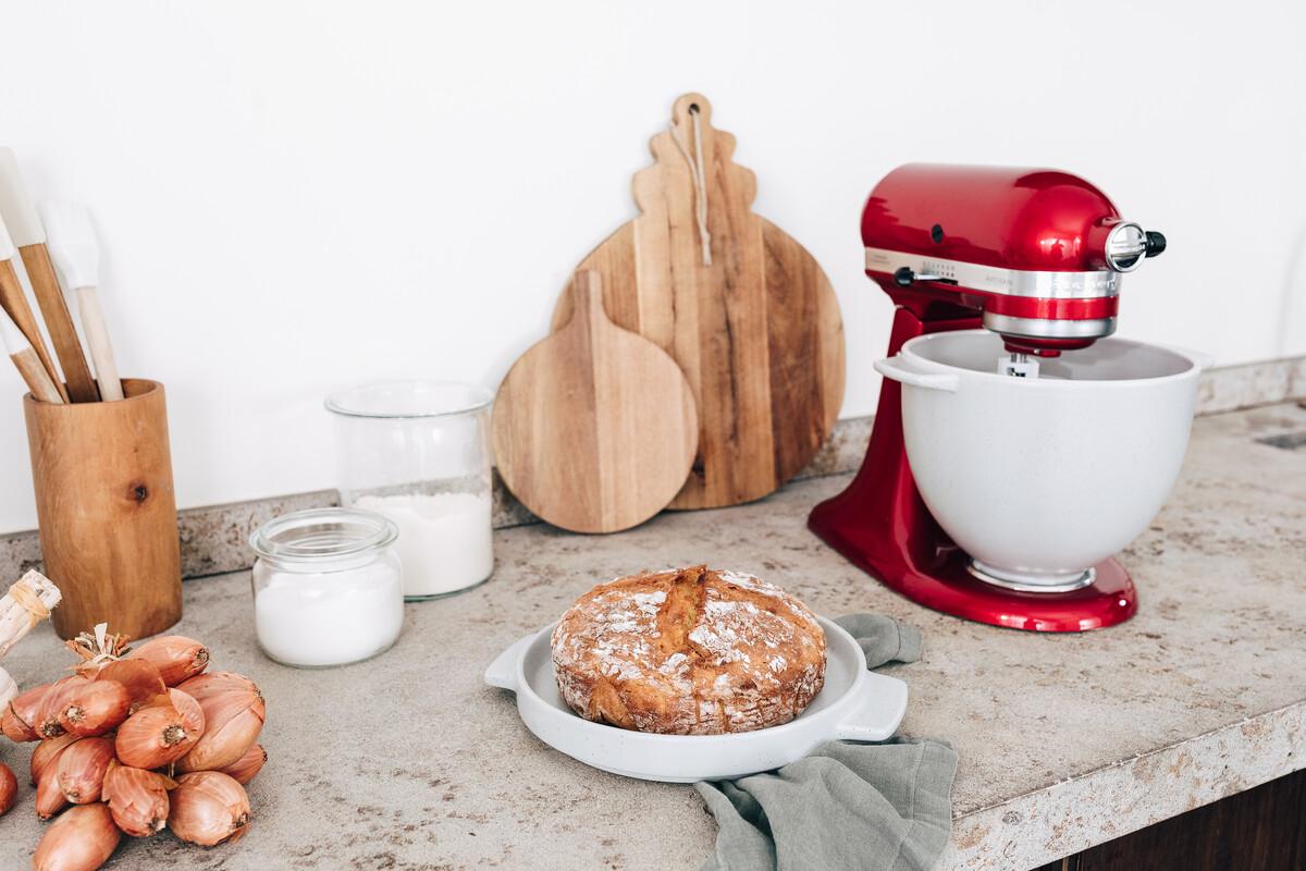 Keramická mísa na chléb s víkem na pečení, 4,83l, bílošedá