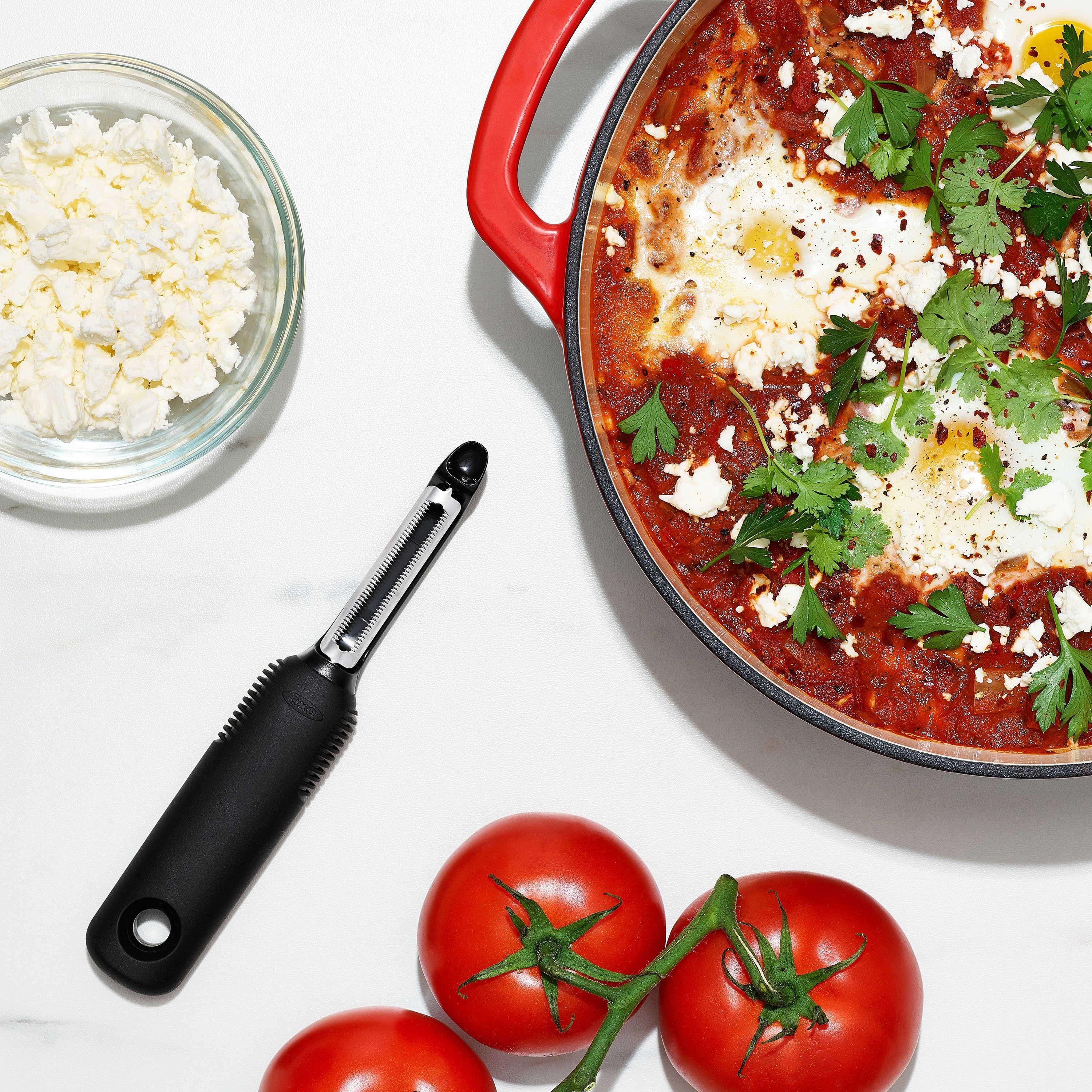 Vroubkovaná škrabka na zeleninu Good Grips