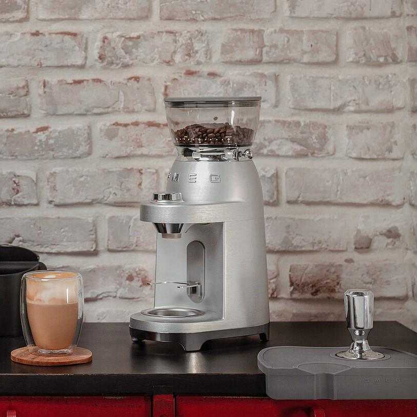 Mlýnek na kávu Minipro 50´s Style CGF02, chromová