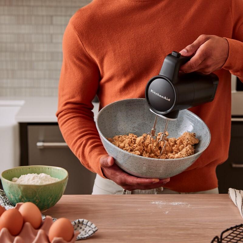 Bezdrátový ruční šlehač GO 5KHMR700BM, černá mat