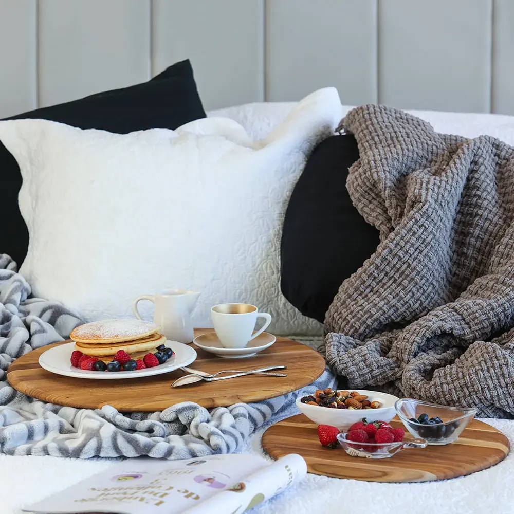 Kulaté prkénko na krájení a servírování Elegant, velikost M, 33 x 1,5 cm, přírodní teak