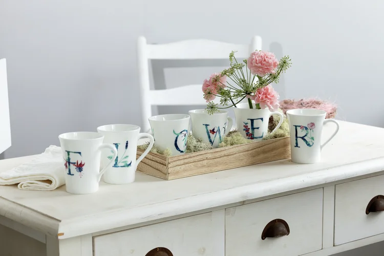 Botanický herbář nebo hrnek se jménem? Květinová abeceda / Floral Alphabet – hrnky z prémiového kostního porcelánu od Hutschenreuther porcelánky koncernu Rosenthal .