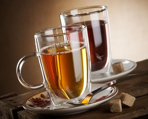 Skleněné hrnky s ouškem Artesano Hot & Cold Beverages, porcelánové podšálky Artesano Original a Provencal Lavendel od Villeroy & Boch. Ve skle vynikne přirozená barva nápoje, která je kvalitou vody vždy ovlivněna.