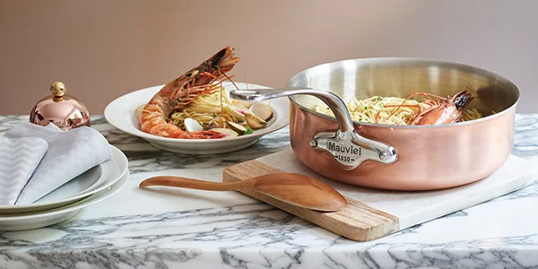 Hluboká pánev, vhodná na indukci Mauviel M´6S. S úspěchem ji použijete i pro servírování.