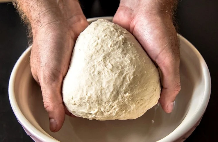 na kobližky vypracujte rukama nelepivé těsto a nechejte kynout v zadělávací míse.