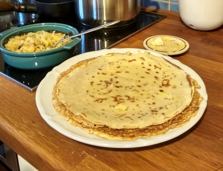 Palačinky na slano, s česnekem a cibulovou náplní