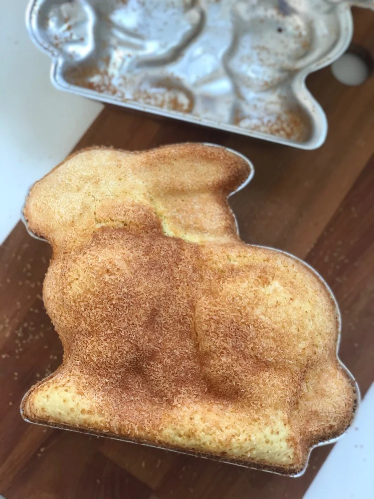 Nordic Ware forma na pečení - velikonoční zajíček, stříbrná