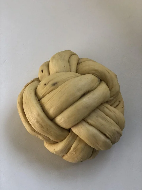 Spletený mazancový cop zkoulejte do koule