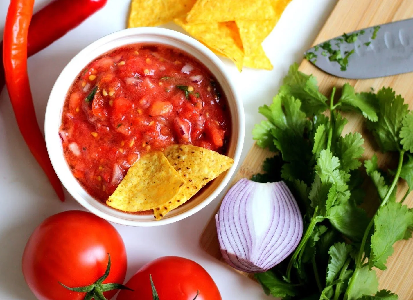 Pikantní rajčatový dip s chilli a koriandrem