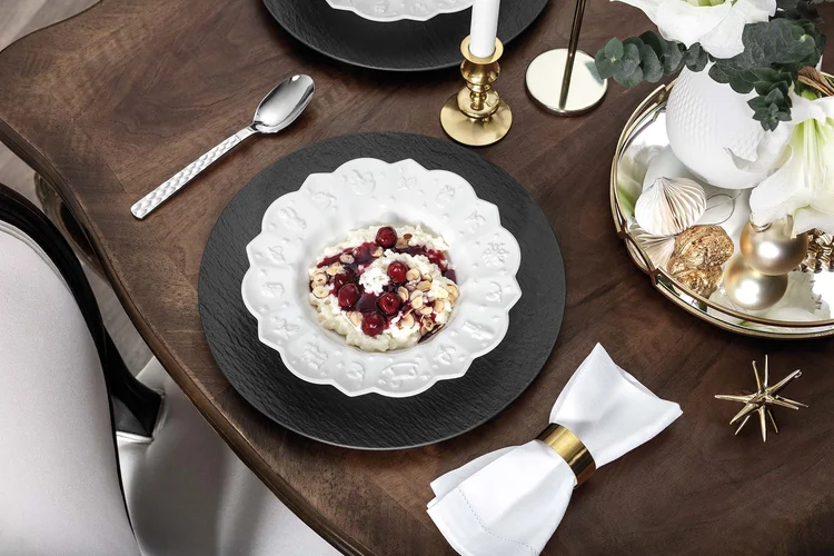 Slavnostní servis si také můžete kreativně nakombinovat podle svého vkusu. Zakládací talíř Manufacture Rock, polévkový Toy´s Delight Royal Classic, vše od Villeroy & Boch