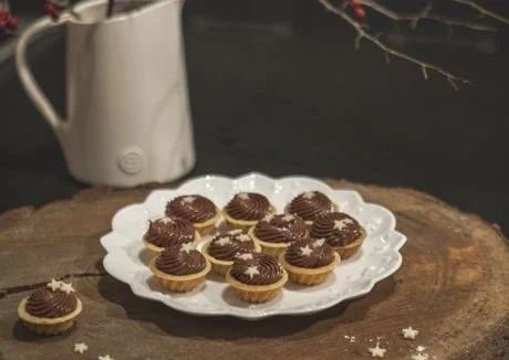 Linecké košíčky se švestkovou náplní a čokoládovým krémem