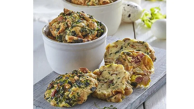 Velikonoční nádivka se slaninou, kešu a jarními bylinkami