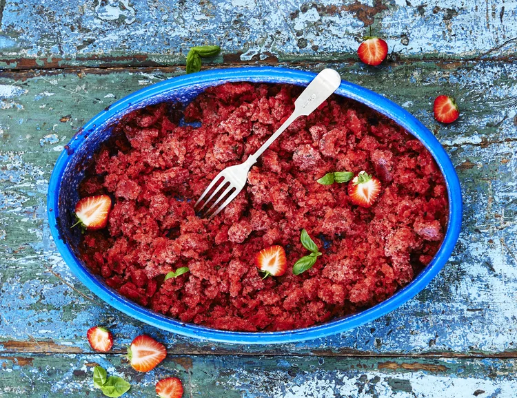 Jahody jsou tady! Ochutnejte, co si z nich připravuje Jamie Oliver