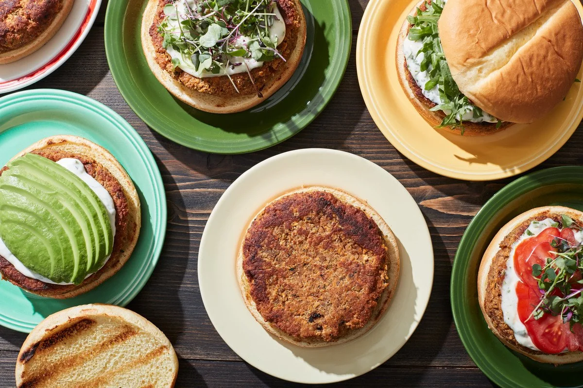 Americký veggie burger s limetkovo-koriandrovou majolkou