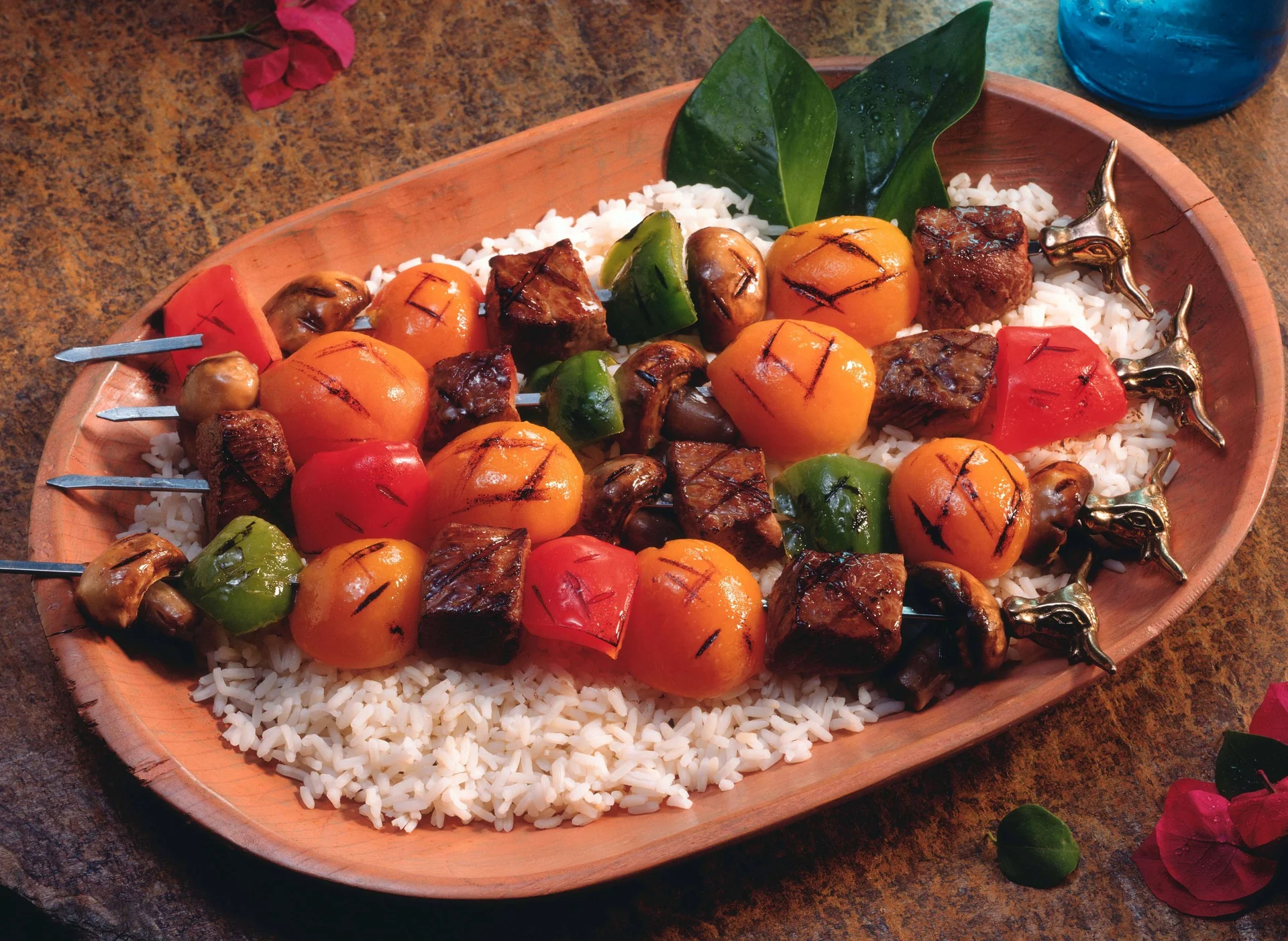 Špízy na grilu s avokádovým dipem