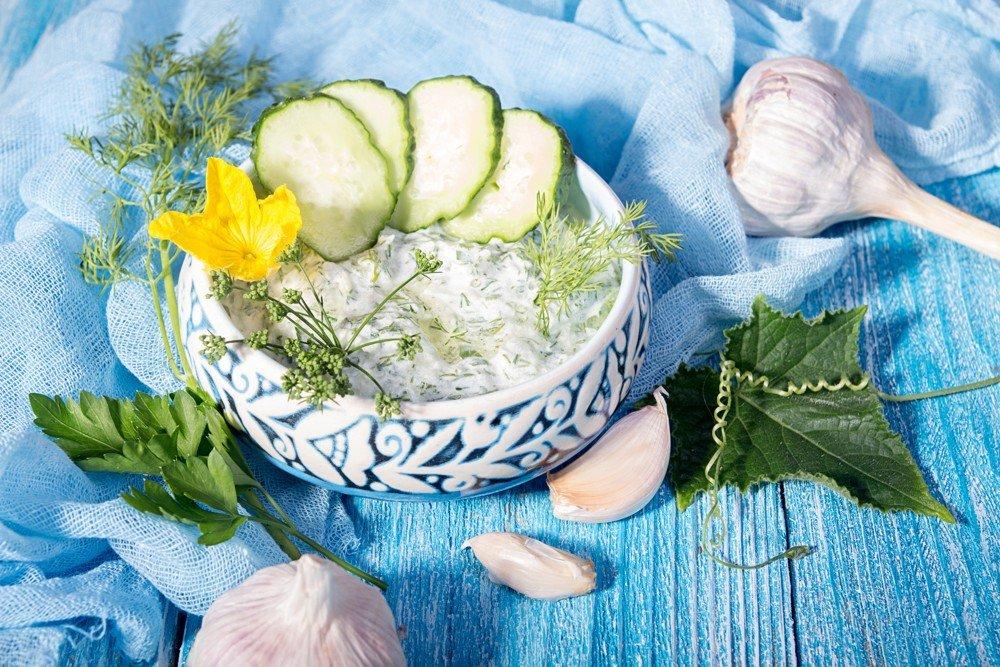 Smetanový dip s koprem a ořechy