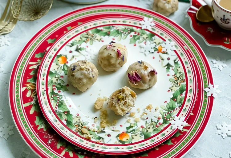 Vánoční máslové kuličky s pekanovými ořechy a rumovou polevou 