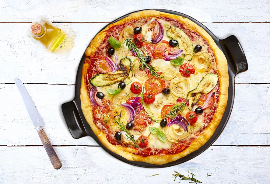 Keramický kámen na pizzu  – Pizza stone Emile Henry, pro pizzu o prumeru až 36,5 cm.