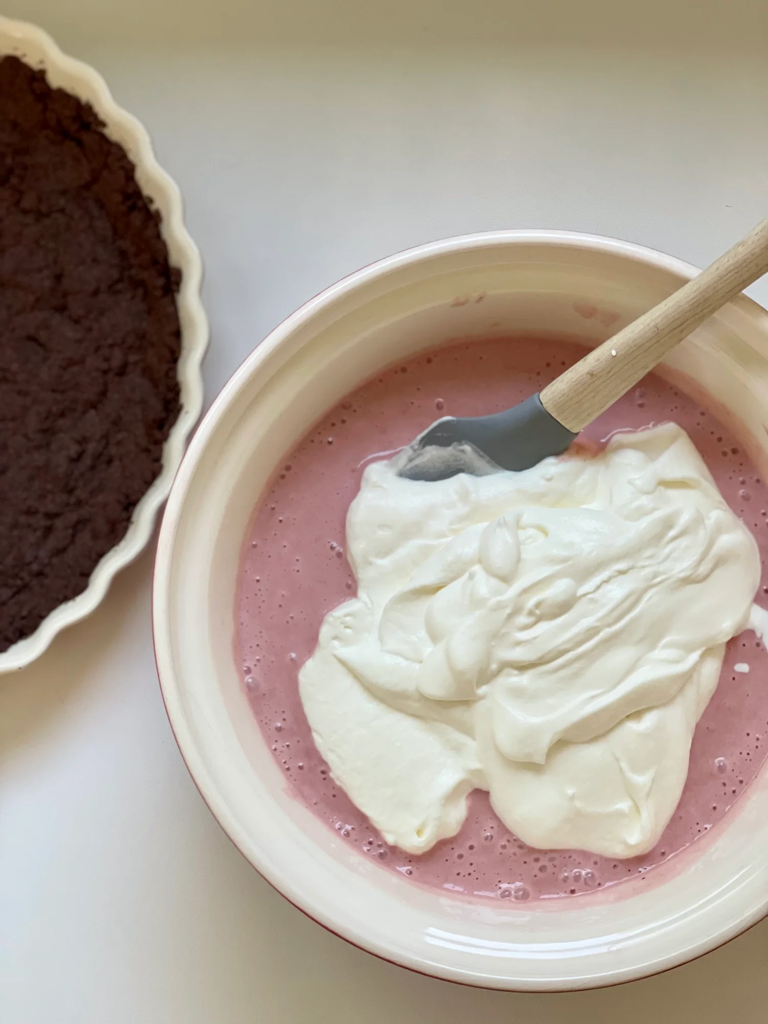 Mísa a lžíce s odměrkou mason cash, koláčová forma Emile Henry