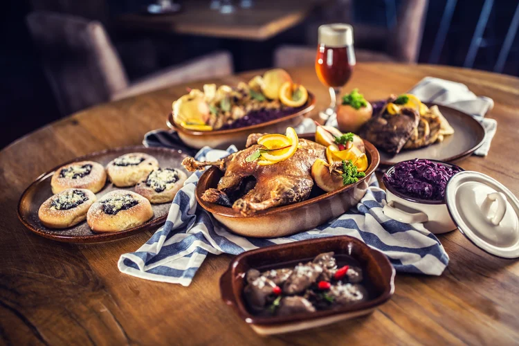 Svatomartinská husa pečená s rozmarýnem a jablky, podávaná s lokšemi