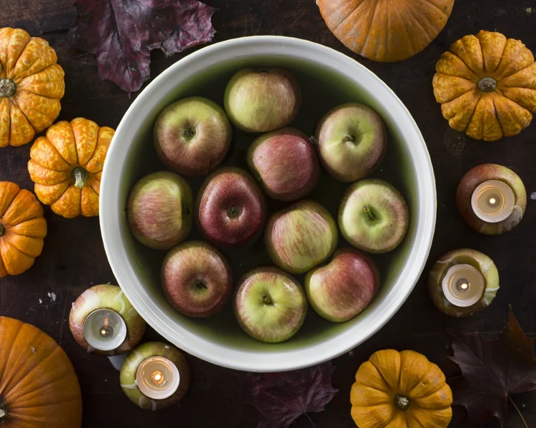 Krvavá Mary a jablka v karamelu. Halloweenské recepty na váš strašidelný večírek