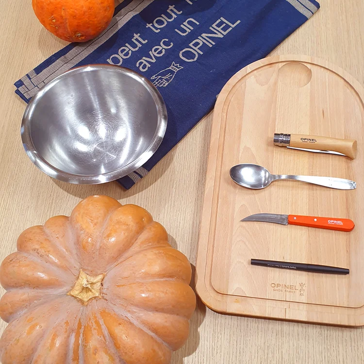 Při vykrajování hallowenské dýně  je potřeba i pevná podlložka