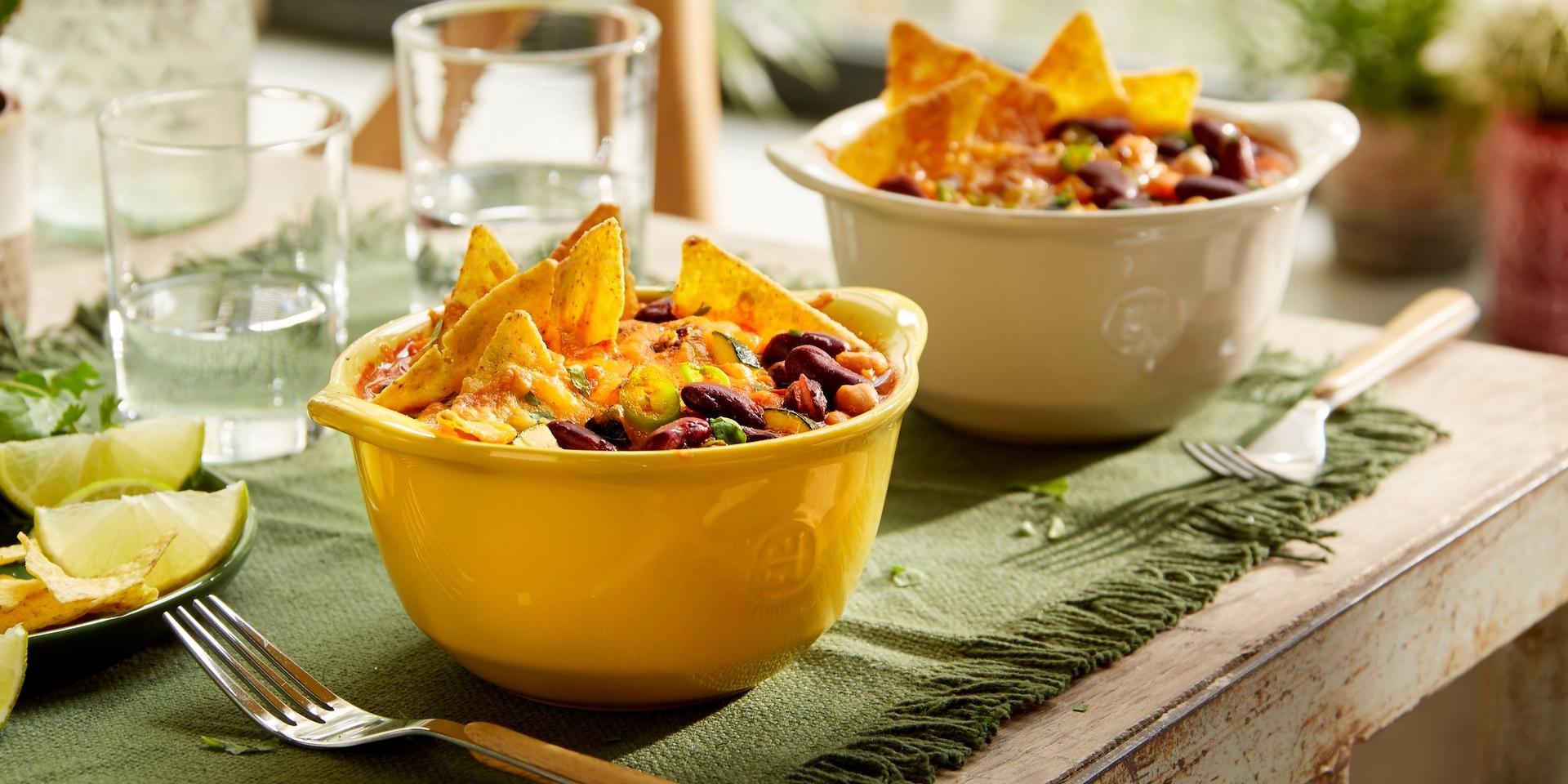 Chilli con carne zapečené s nachos a čedarom
