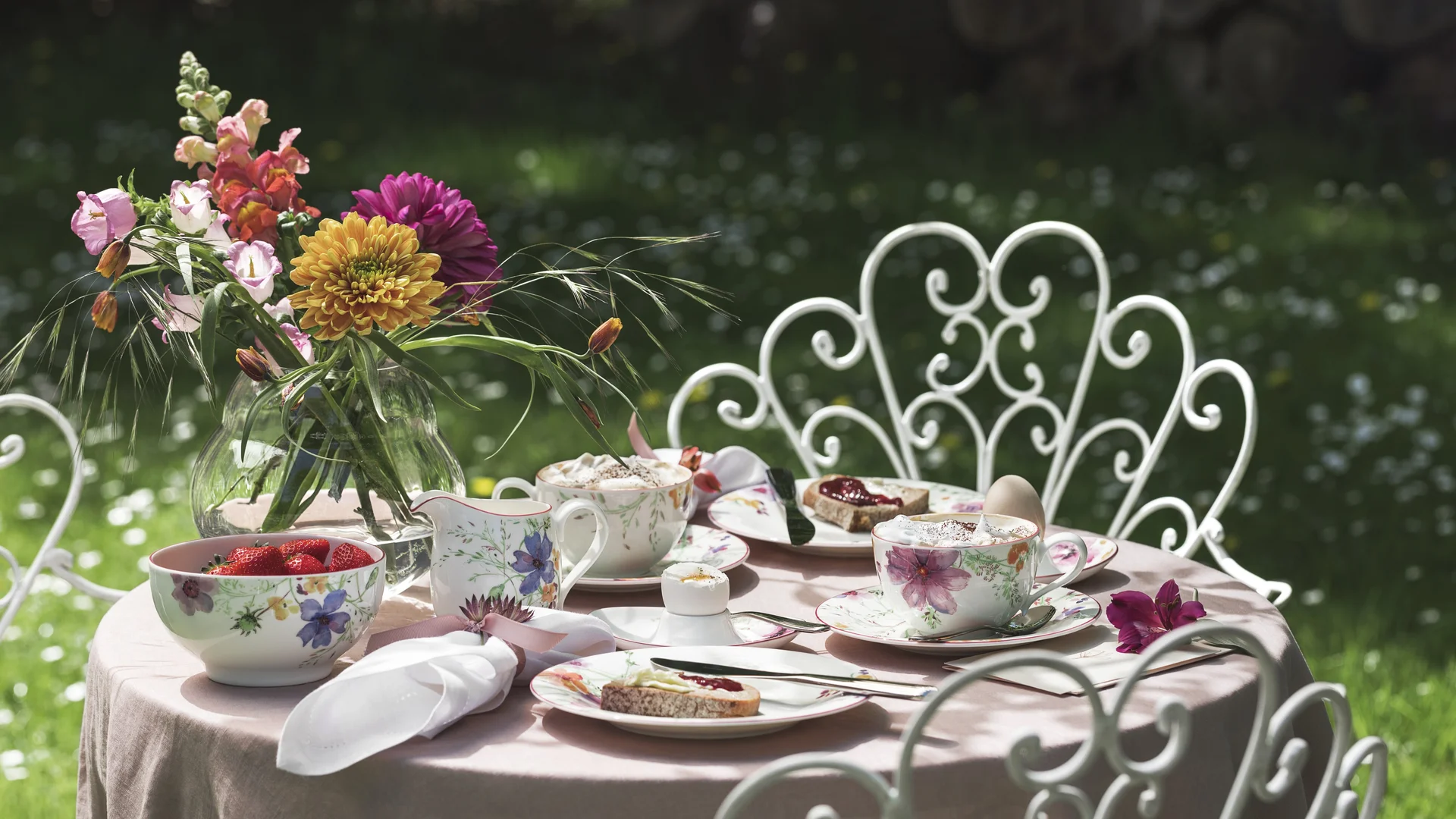 Jar je tu! Užite si kvetinové vzory a pestré farby aj vo vašej kuchyni.