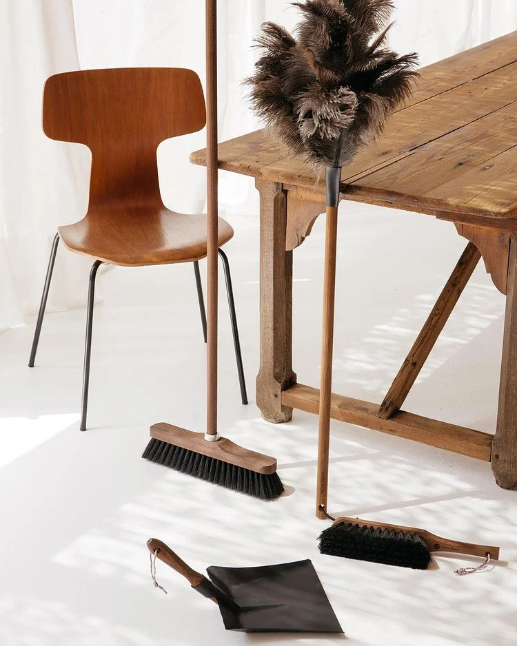Andrée Jardin dřevěné smetáky s přírodním kartáčem, prachovka z pštrosího peří.