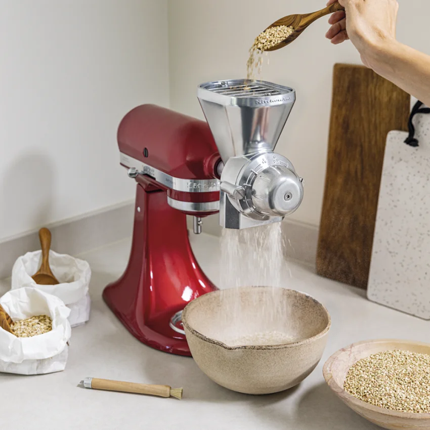 KitchenAid červený robot s mlýnkem na obilniny