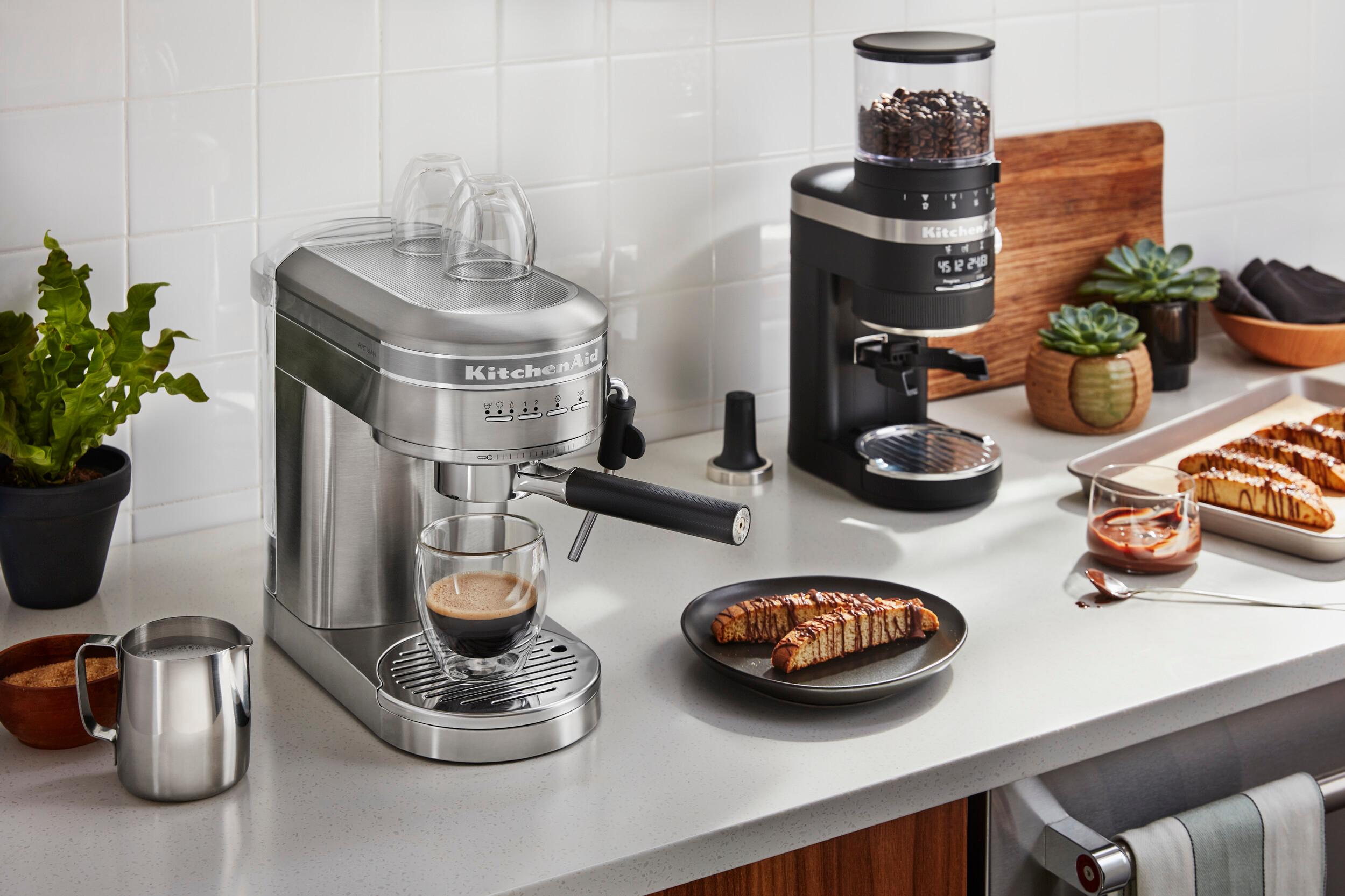 Mlynček na kávu s mlecími kameňmi 5KCG8433