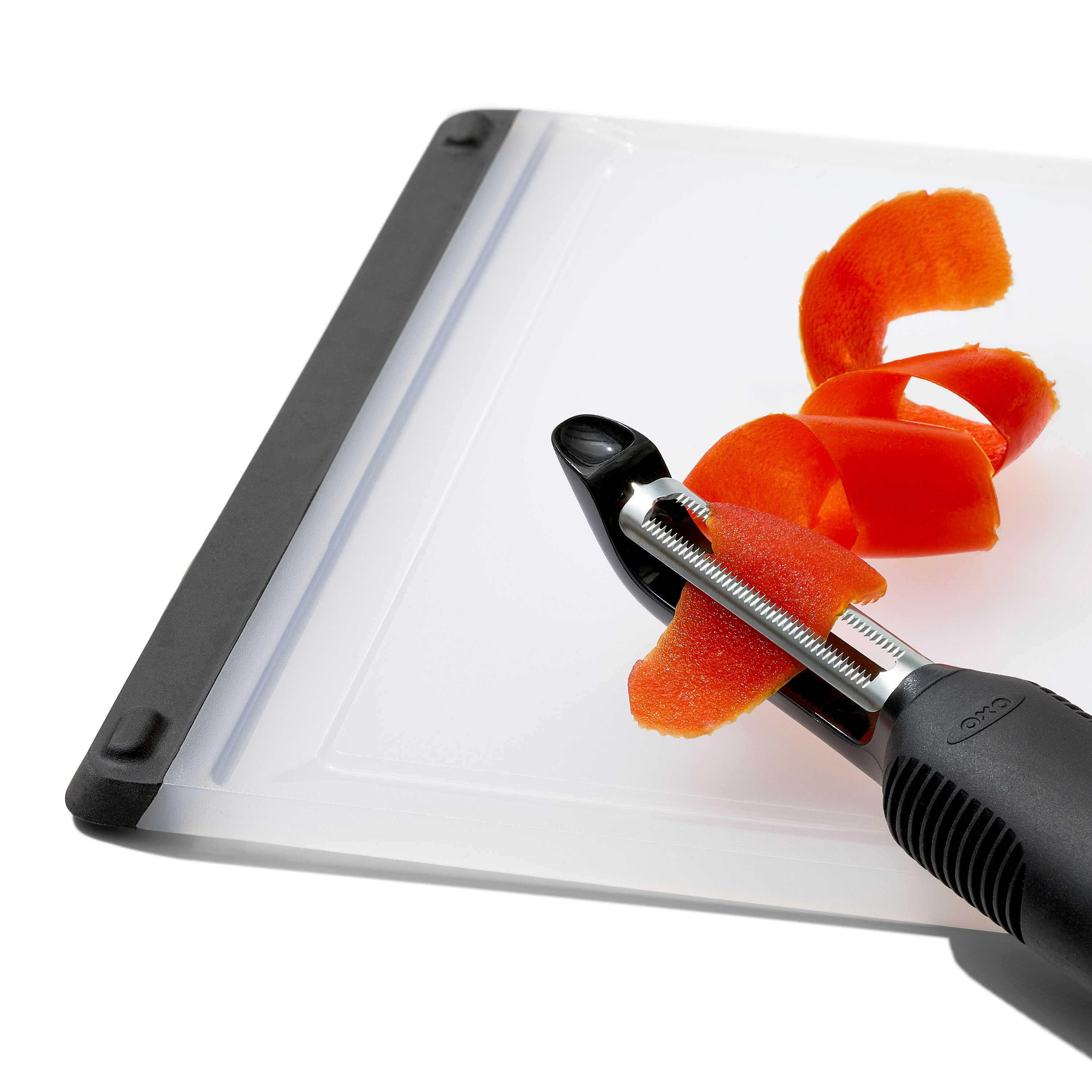 Vrúbkovaná škrabka na zeleninu Good Grips