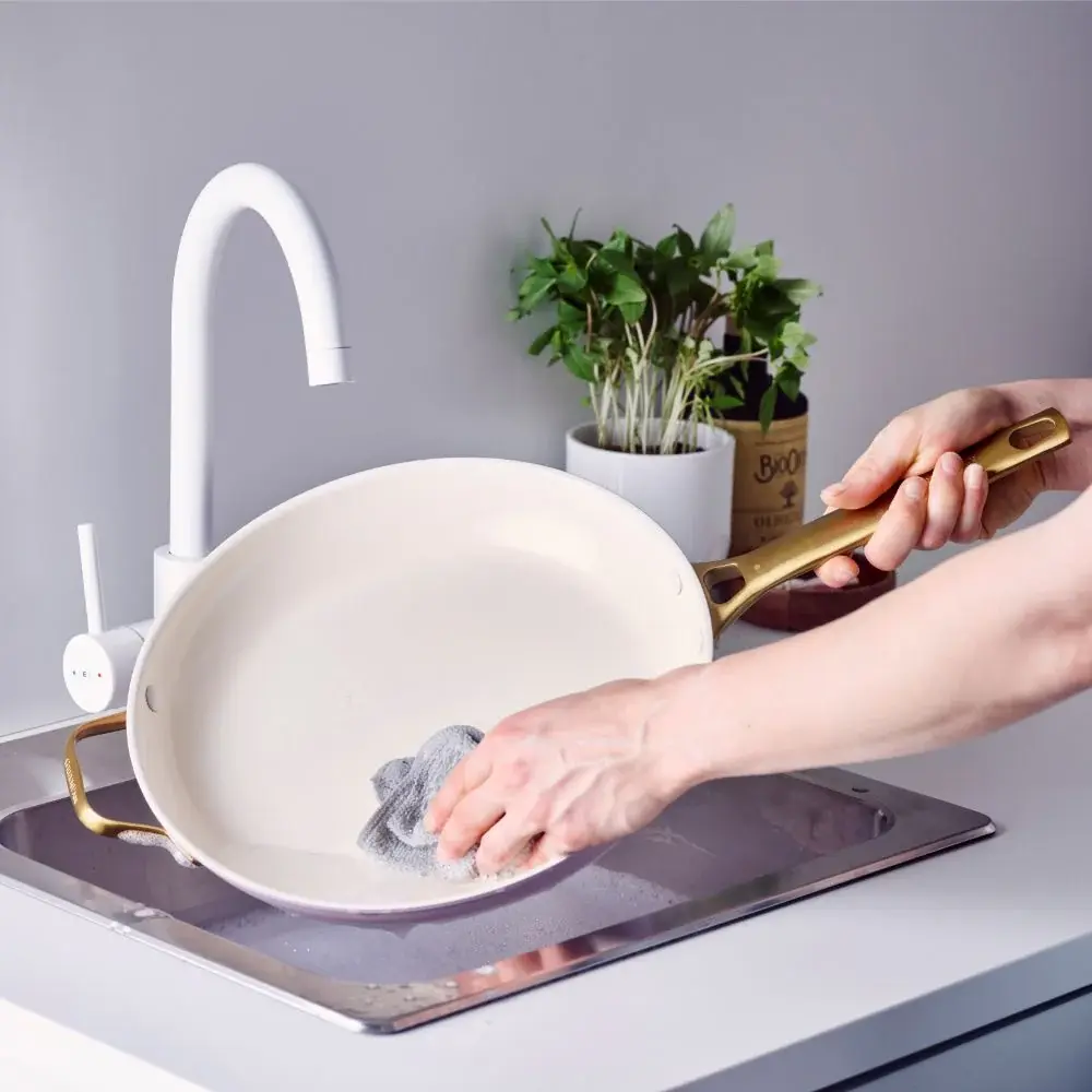 Sada 2 nepriľnavých keramických panvíc Padova 20 + 26 cm, pastelovo ružová