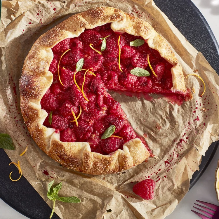 Malinová galetka s ibištekom a mandľovým prachom