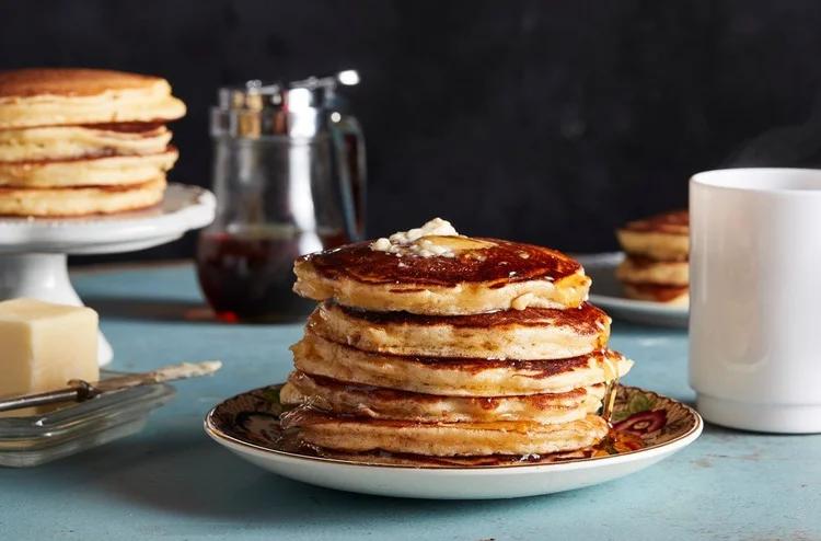 Jemné a nadýchané jablkové lievance s javorovým sirupom