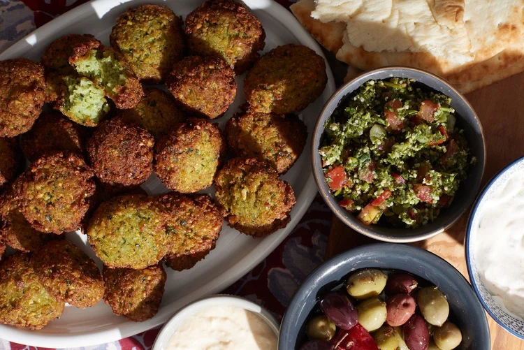 Chrumkavý falafel s tahini omáčkou