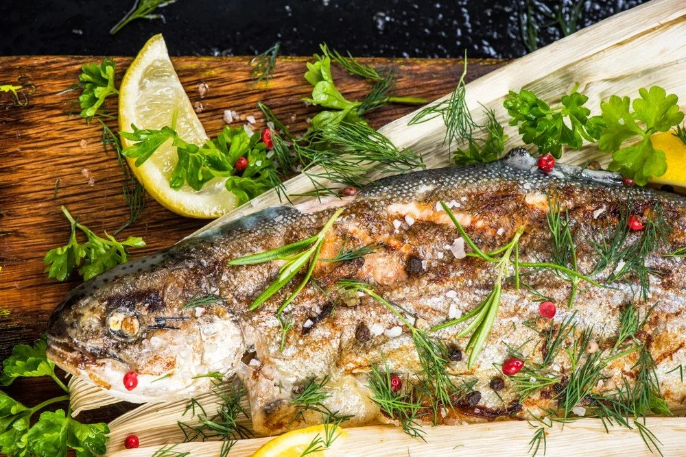 Pstruh na grile s cesnakovo-horčicovým dresingom