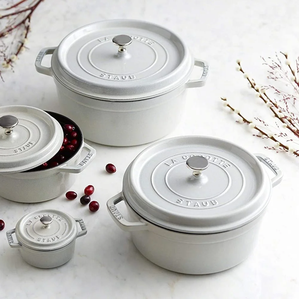 Liatinové hrnce Staub Cocotte vo farbe nazvanej biely hľuzovka.