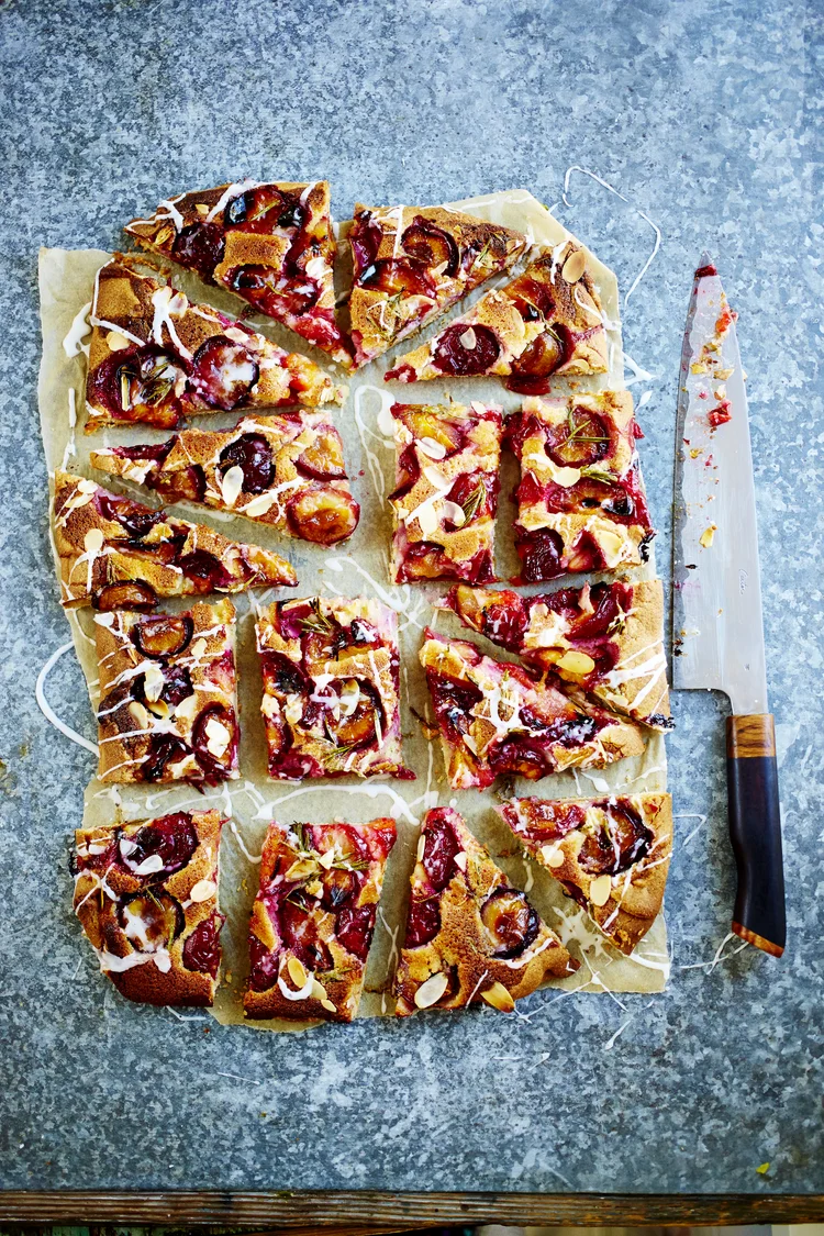 Báječný slivkový koláč talianskeho strihu, s mandľami a rozmarínom, podľa Jamieho Olivera