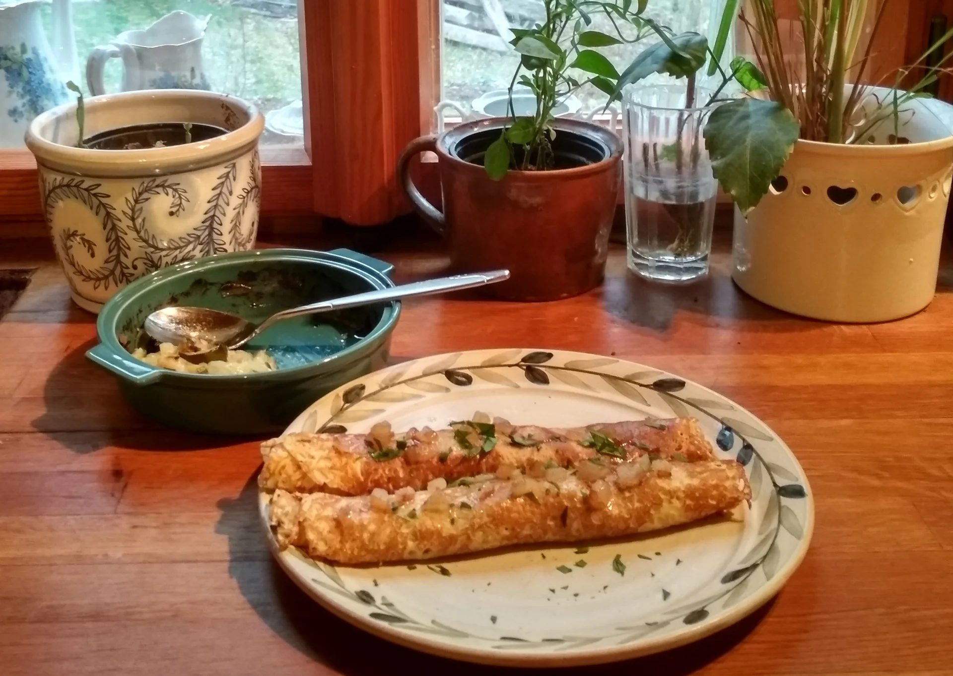 Palacinky na slano s cesnakom a cibuľovou náplňou