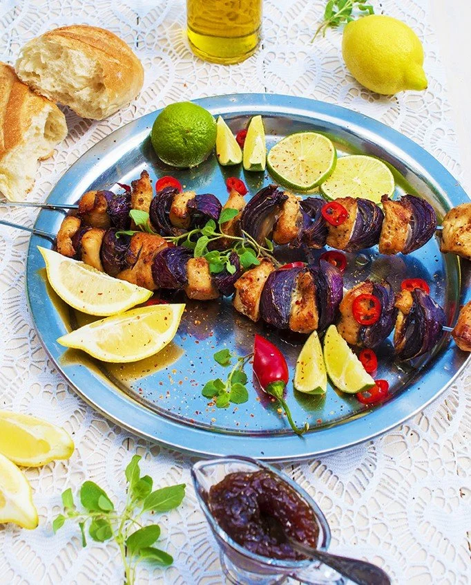 Grilované kuracie špízy so zázvorom, limetkou a s cibuľovým čatní