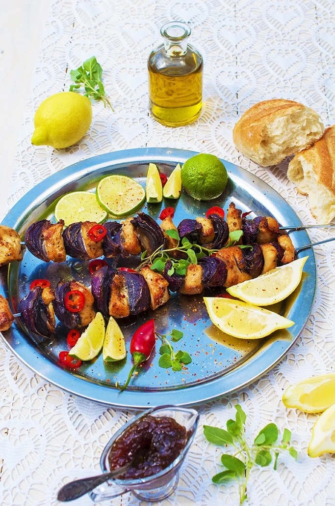 Grilované kuracie špízy so zázvorom, limetkou a s cibuľovým čatní