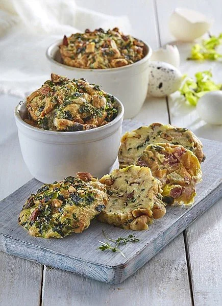 Veľkonočná plnka so slaninou, kešu a jarnými bylinkami