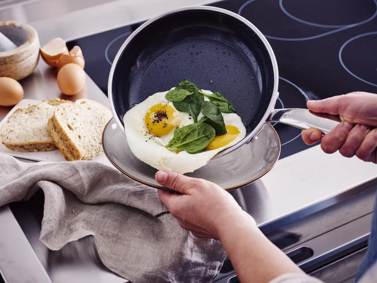 Univerzálna nerezová panvica GreenPan Premiere s keramickým nepriľnavým povrchom.
