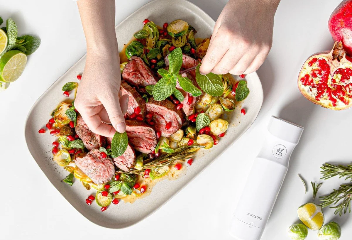 Sous-vide hovädzie medailóniky s pikantnou ružičkovou kapustou a granátovými semienkami – ako v michelinskej reštaurácii