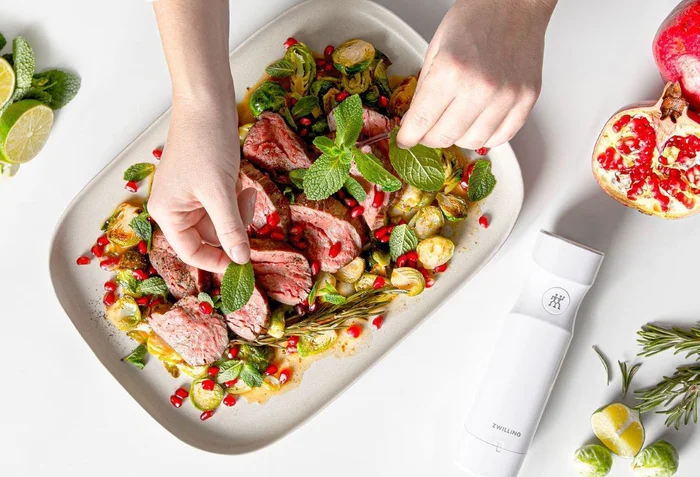 Sous-vide hovädzie medailóniky s pikantnou ružičkovou kapustou a granátovými semienkami – ako v mich